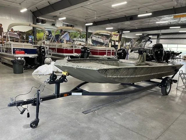 Slide: The Image of Tracker Grizzly 1860 CC 2026 - 4