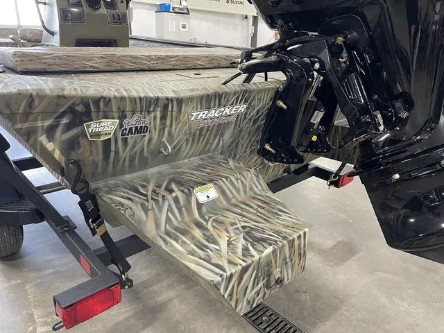 Slide: The Image of Tracker Grizzly 1860 CC 2026 - 9