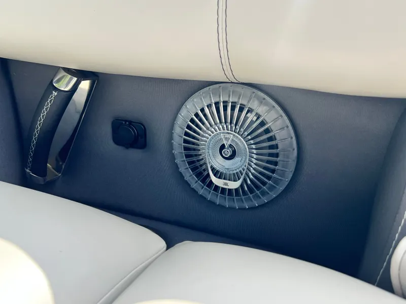 Slide: The Image of 2025 BARLETTA L25UC - Image 10 - 10