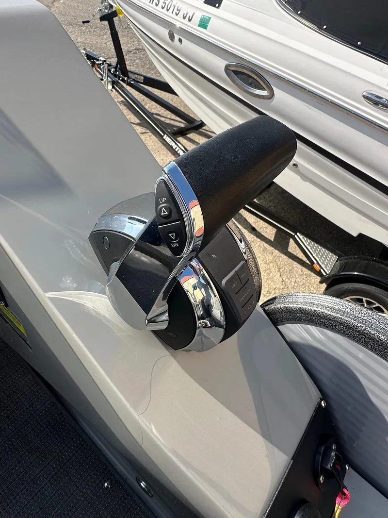 Slide: The Image of Manitou 23 Oasis SHP 373 2021 - 10