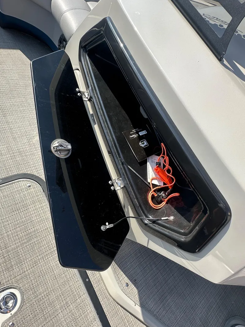 Slide: The Image of Manitou 23 Oasis SHP 373 2021 - 11