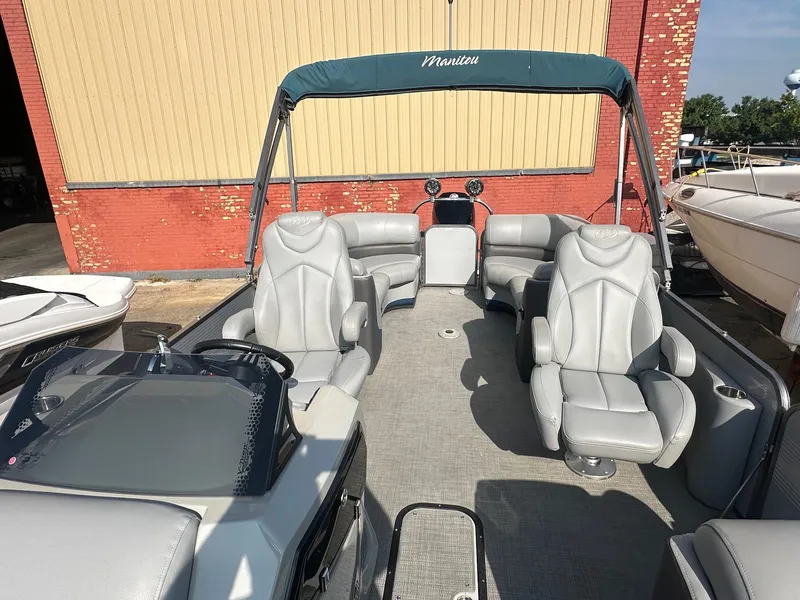 Slide: The Image of Manitou 23 Oasis SHP 373 2021 - 12