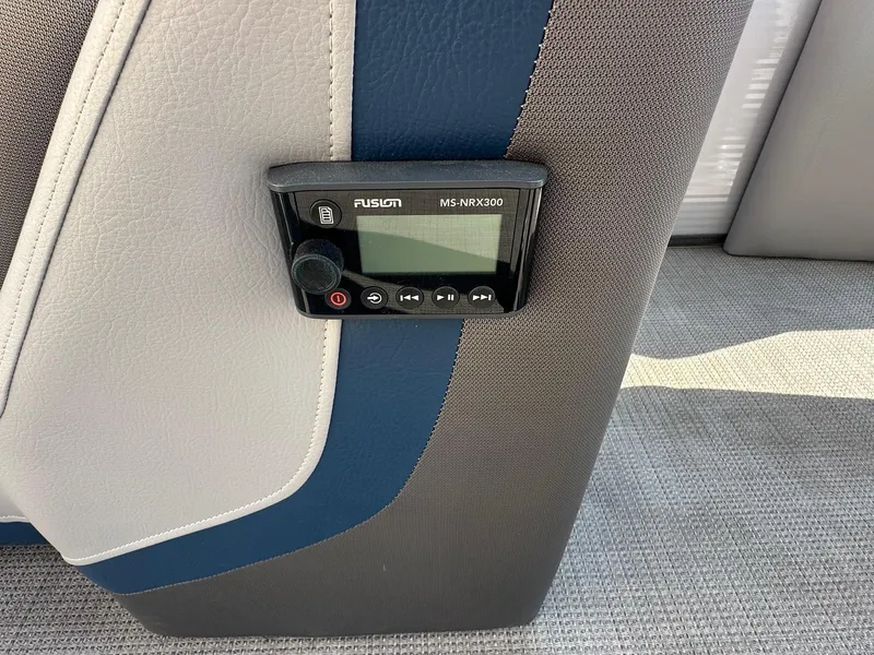 Slide: The Image of Manitou 23 Oasis SHP 373 2021 - 13