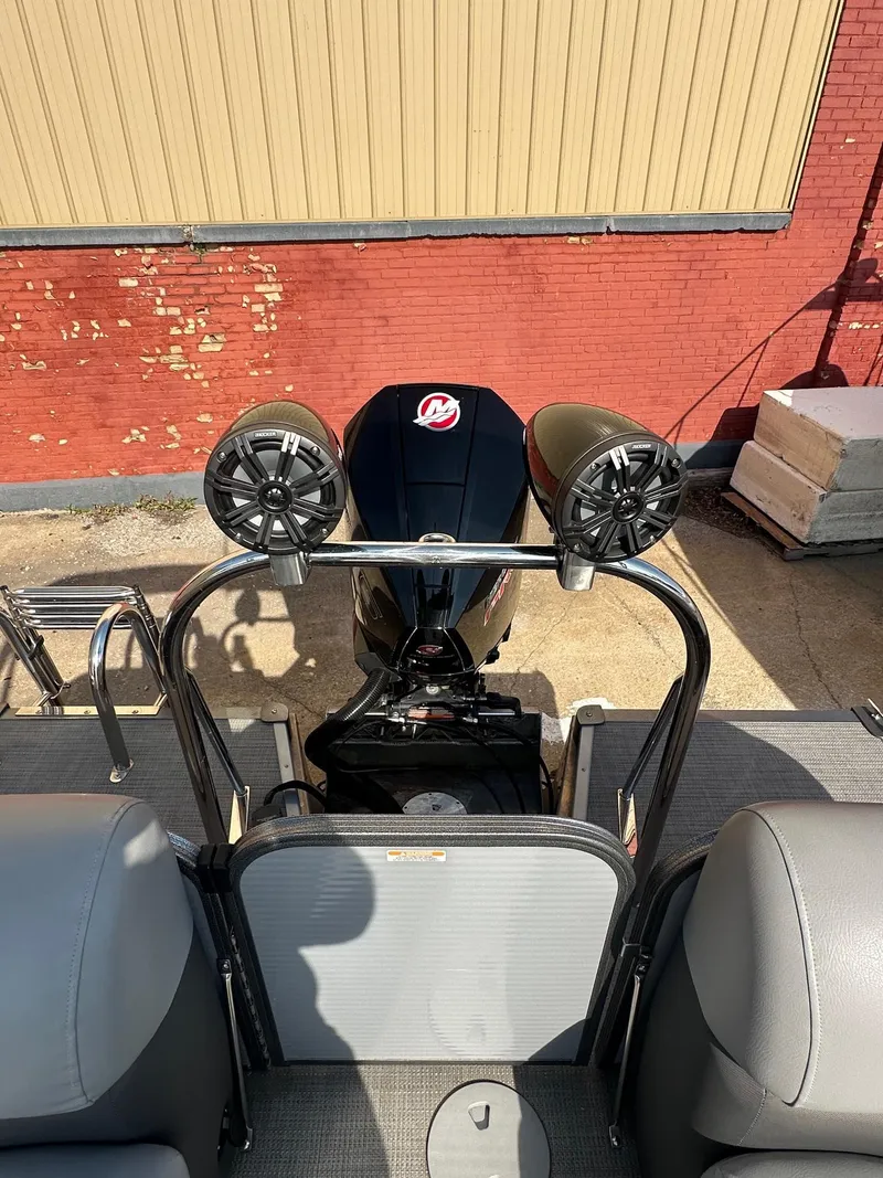 Slide: The Image of Manitou 23 Oasis SHP 373 2021 - 14