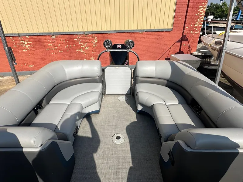 Slide: The Image of Manitou 23 Oasis SHP 373 2021 - 19