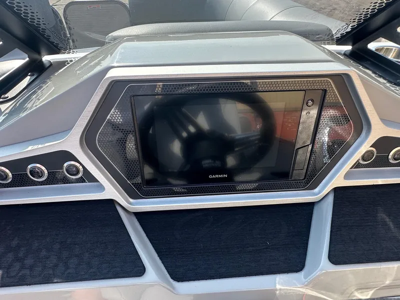 Slide: The Image of Manitou 23 Oasis SHP 373 2021 - 21