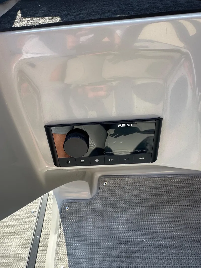 Slide: The Image of Manitou 23 Oasis SHP 373 2021 - 22