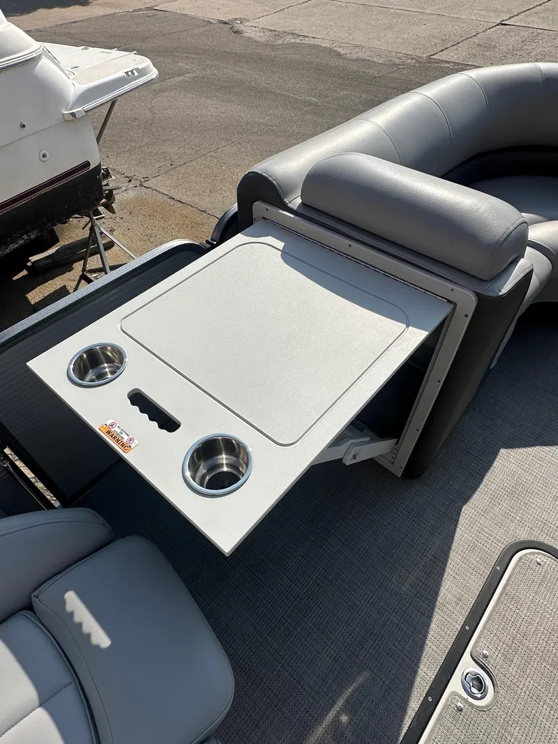 Slide: The Image of Manitou 23 Oasis SHP 373 2021 - 23