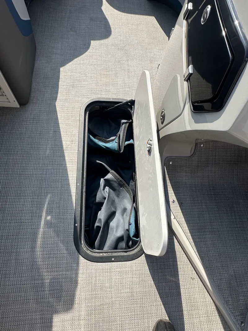 Slide: The Image of Manitou 23 Oasis SHP 373 2021 - 24