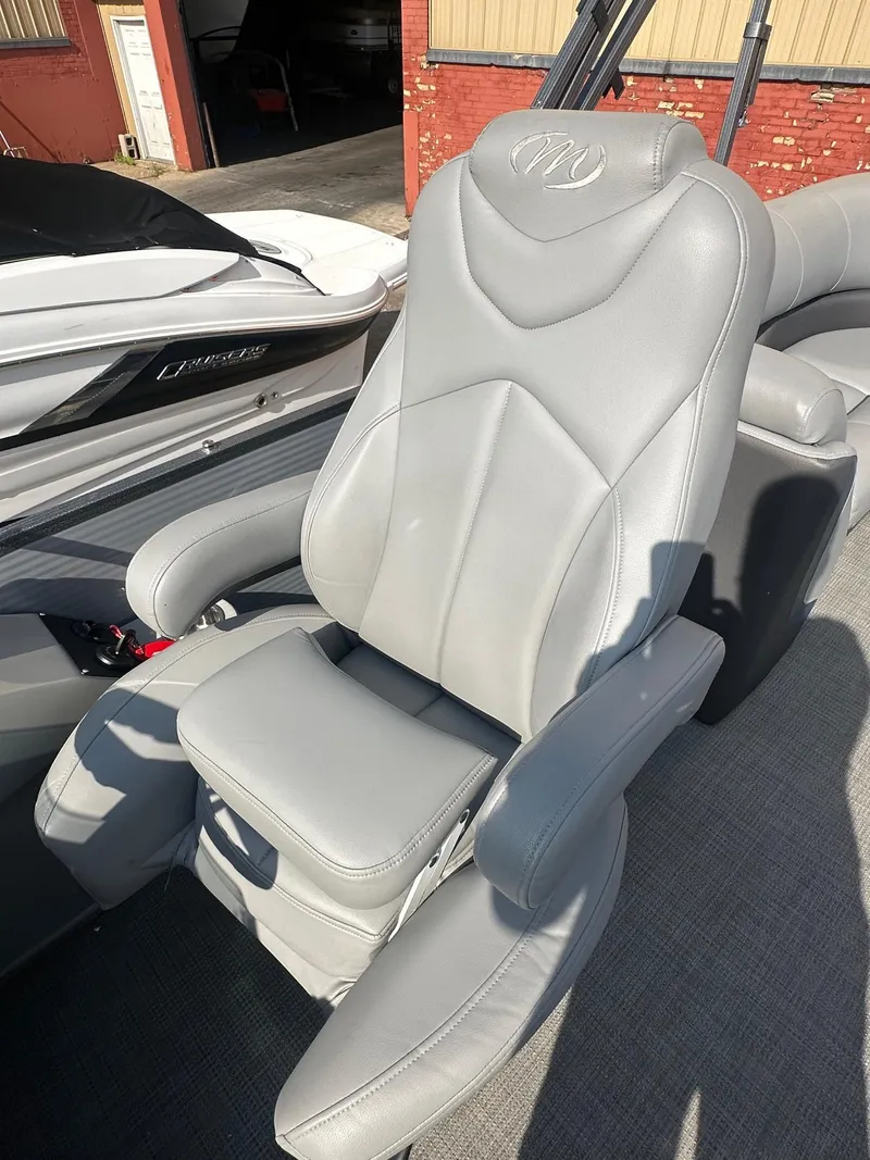 Slide: The Image of Manitou 23 Oasis SHP 373 2021 - 25