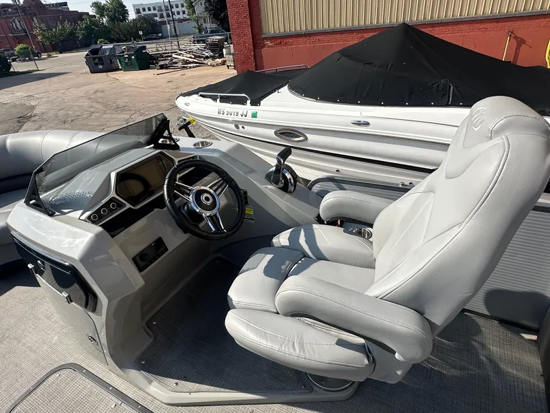 Slide: The Image of Manitou 23 Oasis SHP 373 2021 - 26