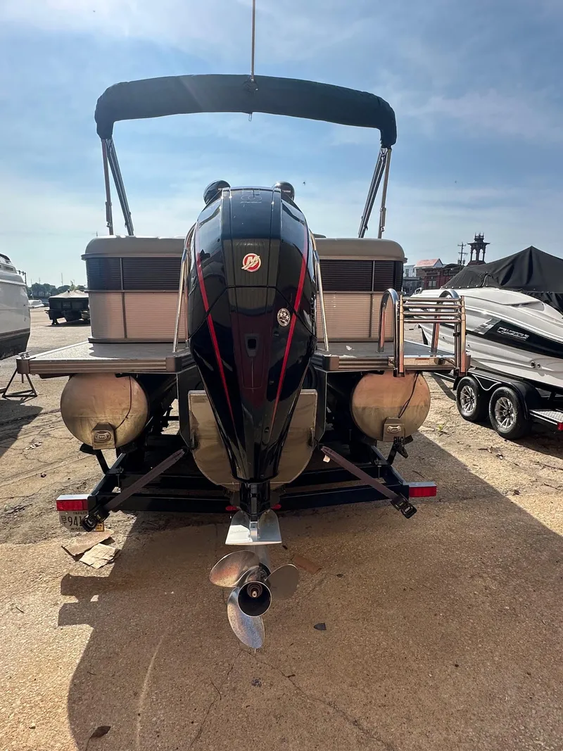 Slide: The Image of Manitou 23 Oasis SHP 373 2021 - 4