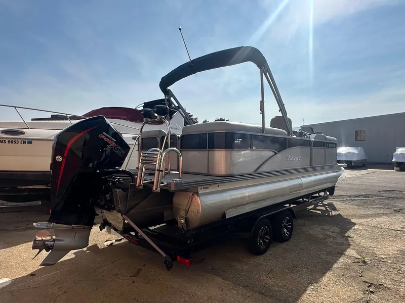 Slide: The Image of Manitou 23 Oasis SHP 373 2021 - 5