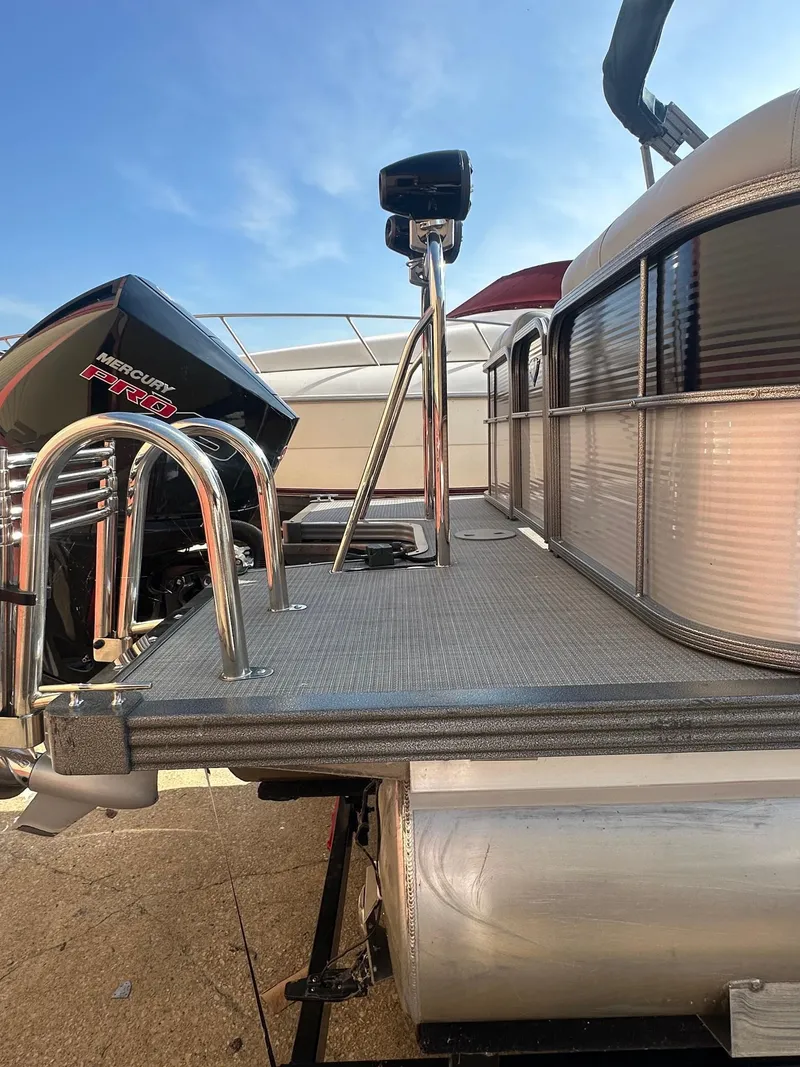 Slide: The Image of Manitou 23 Oasis SHP 373 2021 - 6