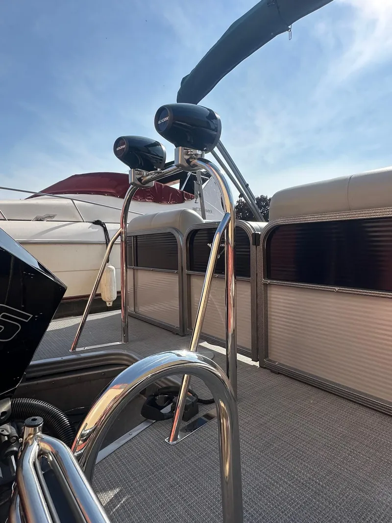 Slide: The Image of Manitou 23 Oasis SHP 373 2021 - 7