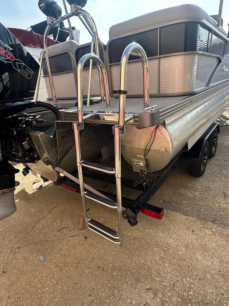 Slide: The Image of Manitou 23 Oasis SHP 373 2021 - 8