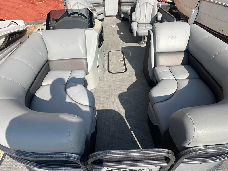 Slide: The Image of Manitou 23 Oasis SHP 373 2021 - 9