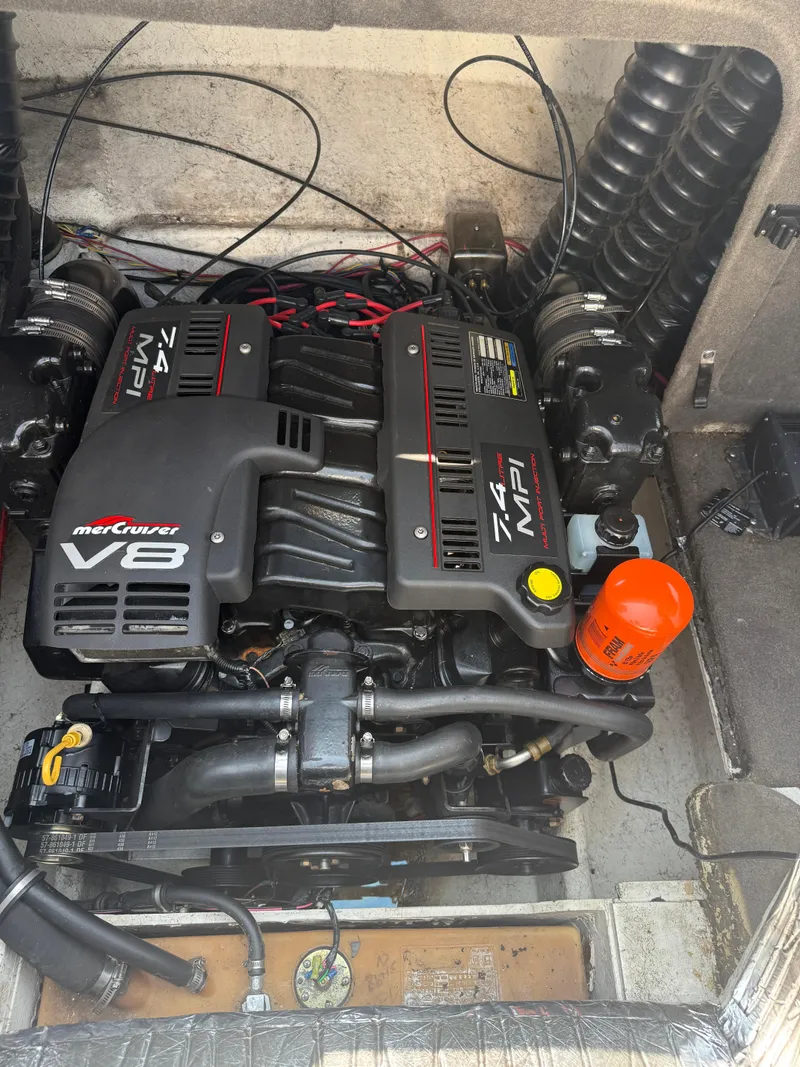 Slide: The Image of 1999 Bayliner 2350 Capri SS engine compartment with MerCruiser V8 7.4 MPI engine. - 18