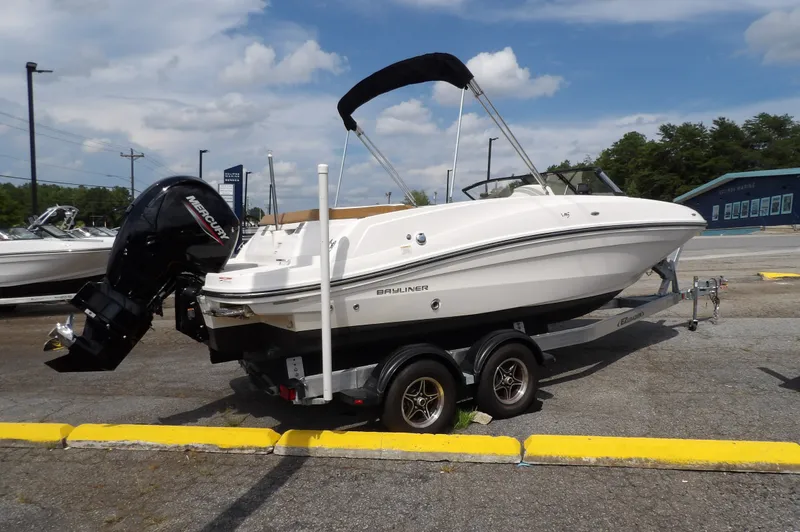 Slide: The Image of Bayliner VR5 2021 - 1