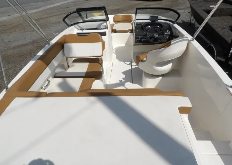 Slide: The Image of Bayliner VR5 2021 - 10