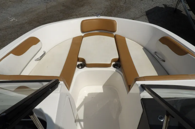 Slide: The Image of Bayliner VR5 2021 - 12