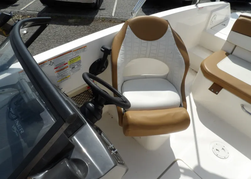 Slide: The Image of Bayliner VR5 2021 - 13