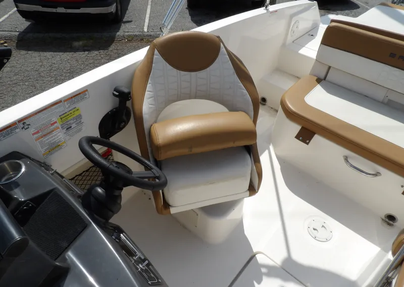 Slide: The Image of Bayliner VR5 2021 - 14