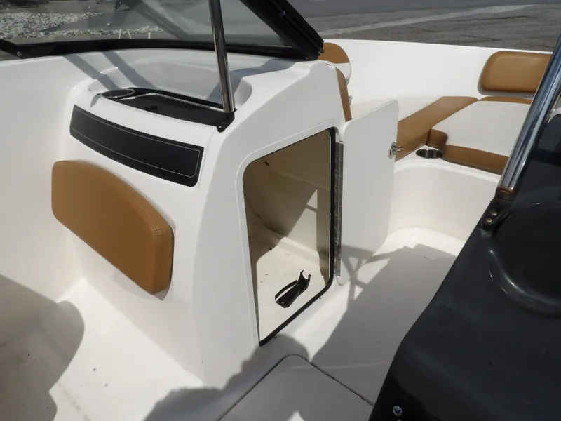 Slide: The Image of Bayliner VR5 2021 - 15