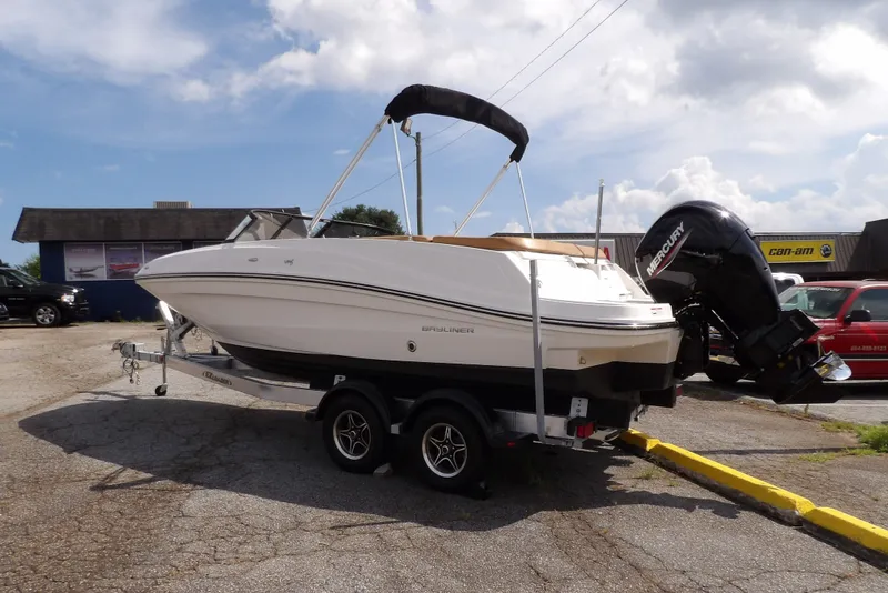 Slide: The Image of Bayliner VR5 2021 - 3