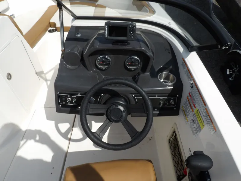 Slide: The Image of Bayliner VR5 2021 - 6