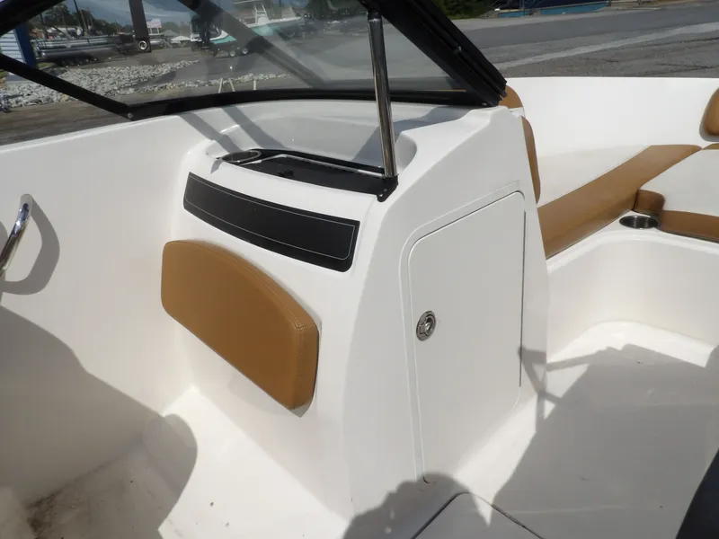 Slide: The Image of Bayliner VR5 2021 - 7