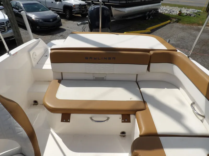 Slide: The Image of Bayliner VR5 2021 - 8