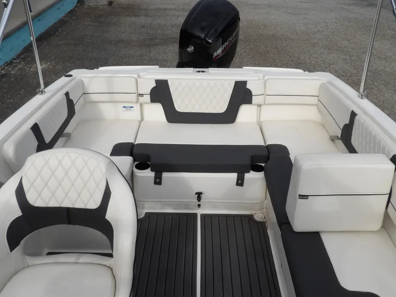 Slide: The Image of Bayliner VR4 Bowrider OB 2024 - 10