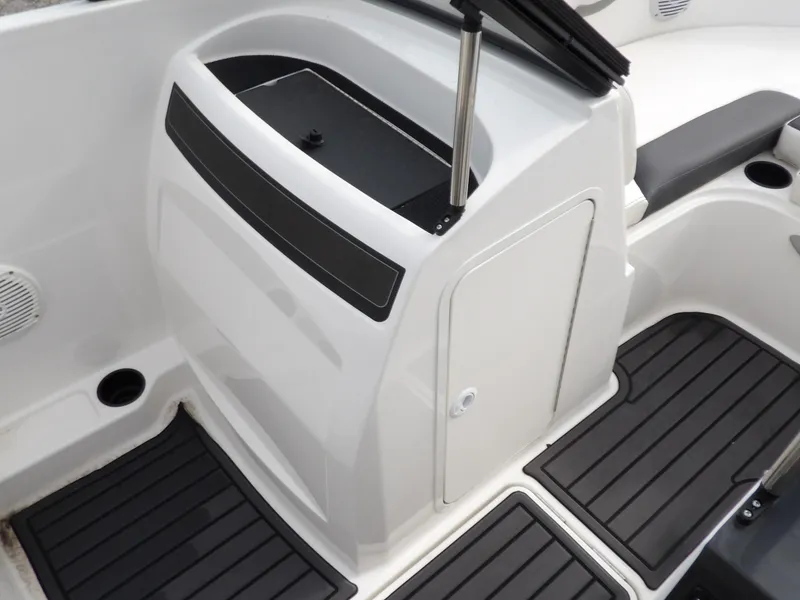 Slide: The Image of Bayliner VR4 Bowrider OB 2024 - 13