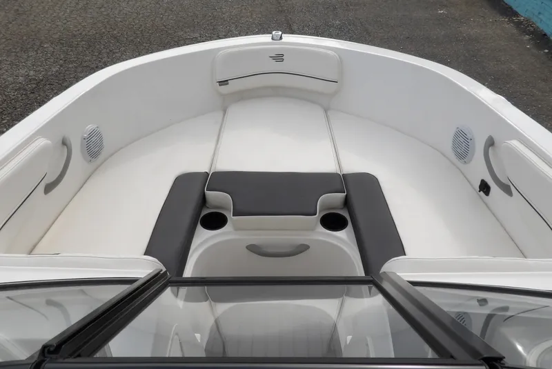 Slide: The Image of Bayliner VR4 Bowrider OB 2024 - 7