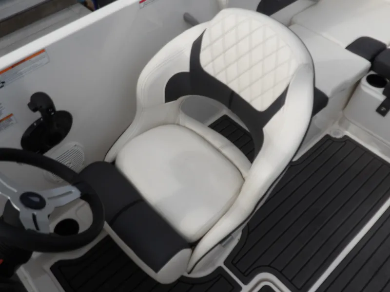 Slide: The Image of Bayliner VR4 Bowrider OB 2024 - 8