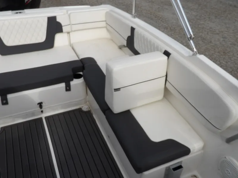 Slide: The Image of Bayliner VR4 Bowrider OB 2024 - 9