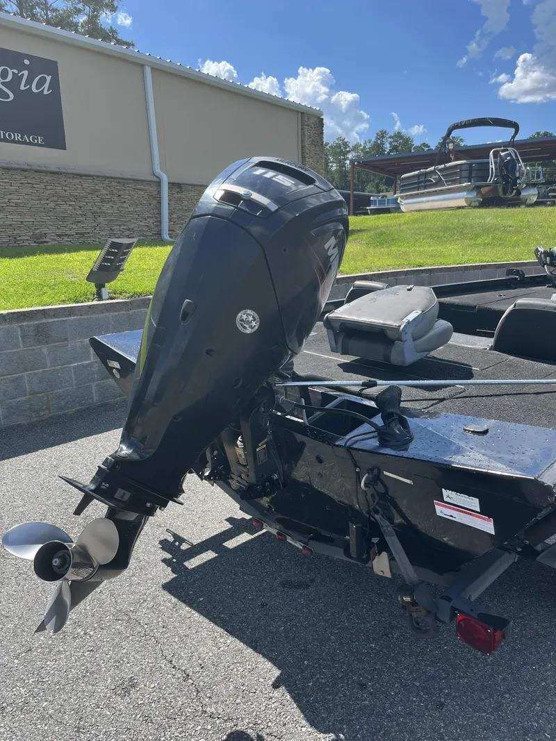 Slide: The Image of Crestliner VT 18 2016 - 4