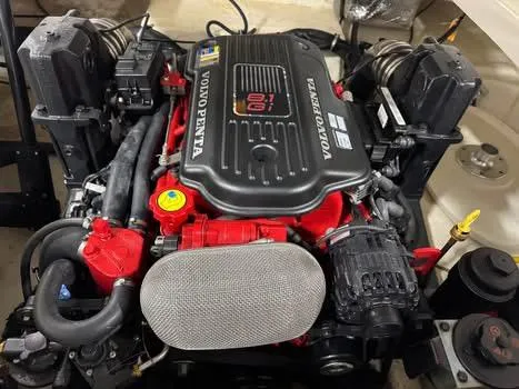 Slide: The Image of 2011 Chaparral 264 Sunesta engine, Volvo Penta, detailed view. - 15