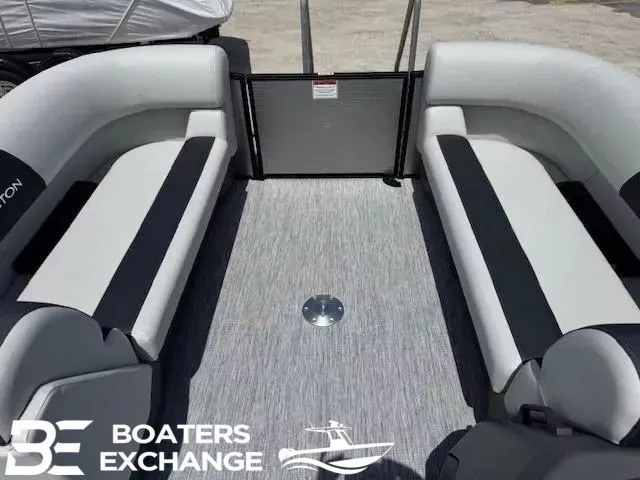 Slide: The Image of Interior of 2026 Bennington 22SSRSE pontoon boat. - 10