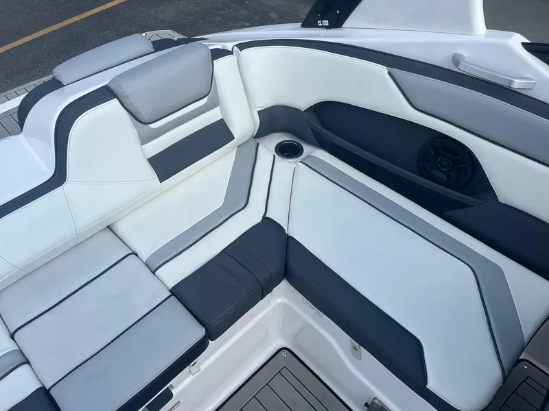 Slide: The Image of Yamaha 212S 2020 - 23