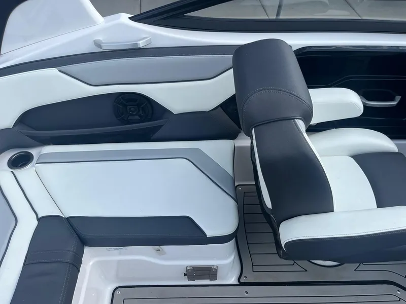 Slide: The Image of Yamaha 212S 2020 - 24