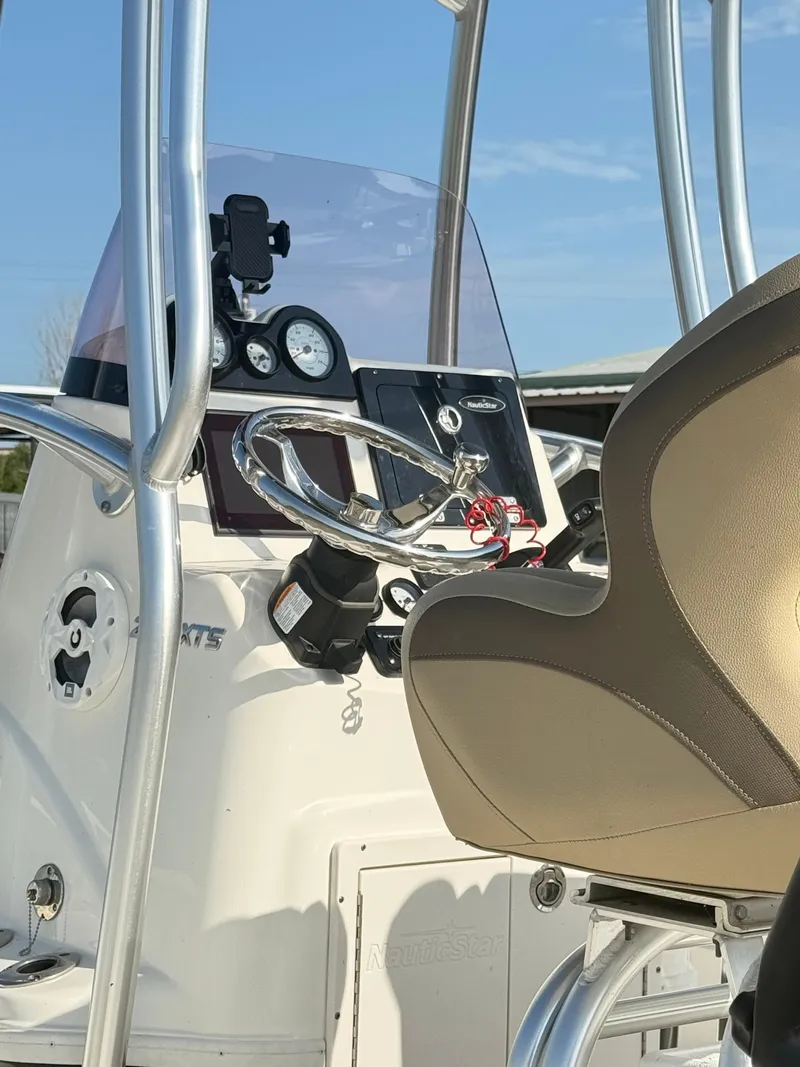 Slide: The Image of NauticStar 227 XTS BAY 2019 - 11
