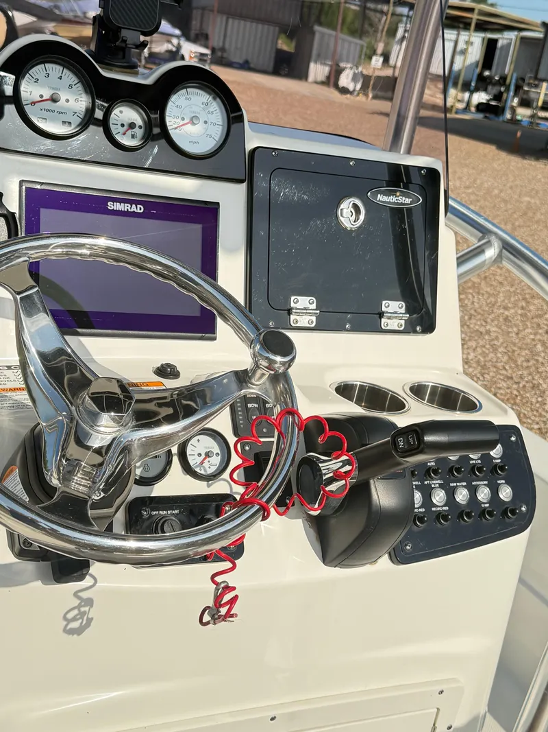 Slide: The Image of NauticStar 227 XTS BAY 2019 - 13