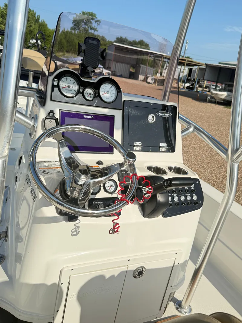 Slide: The Image of NauticStar 227 XTS BAY 2019 - 14