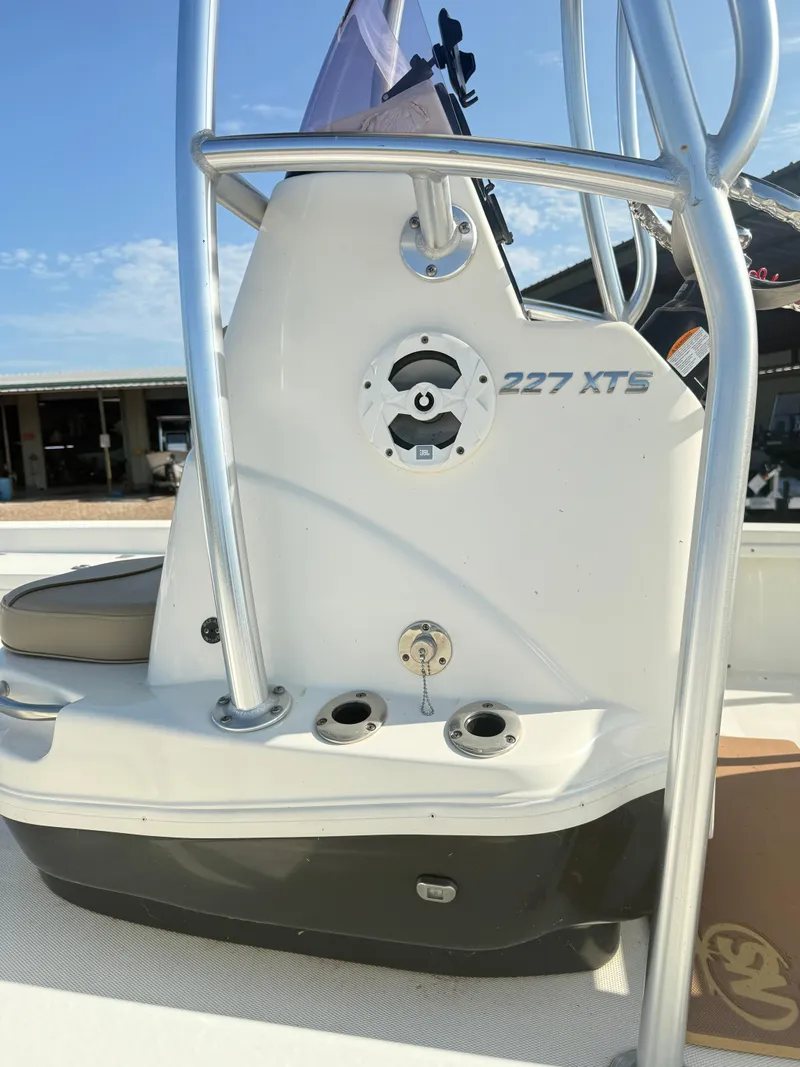 Slide: The Image of NauticStar 227 XTS BAY 2019 - 16