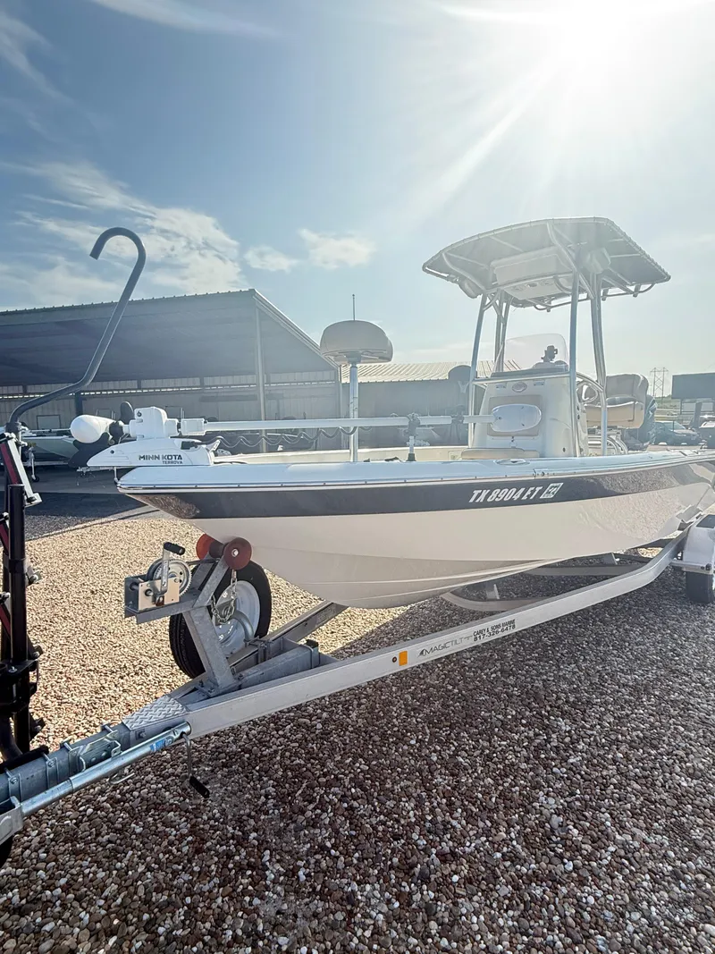 Slide: The Image of NauticStar 227 XTS BAY 2019 - 19