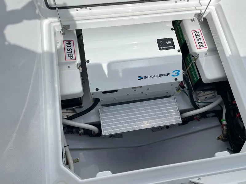 Slide: The Image of Everglades 375 Center Console 2026 - 50