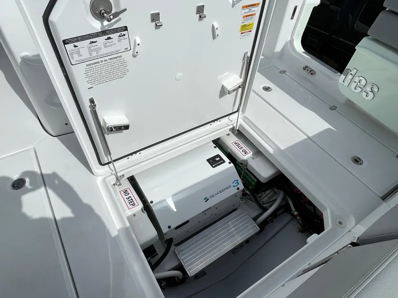 Slide: The Image of Everglades 375 Center Console 2026 - 51