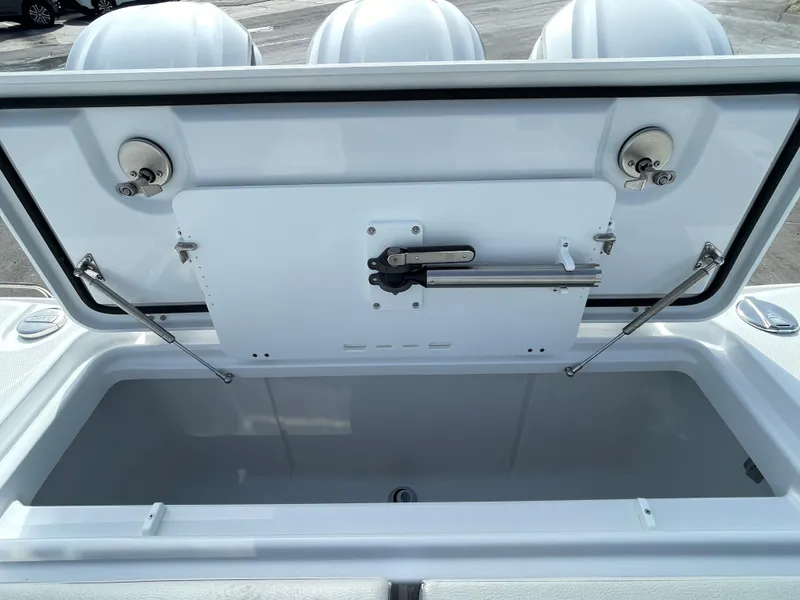 Slide: The Image of Everglades 375 Center Console 2026 - 59